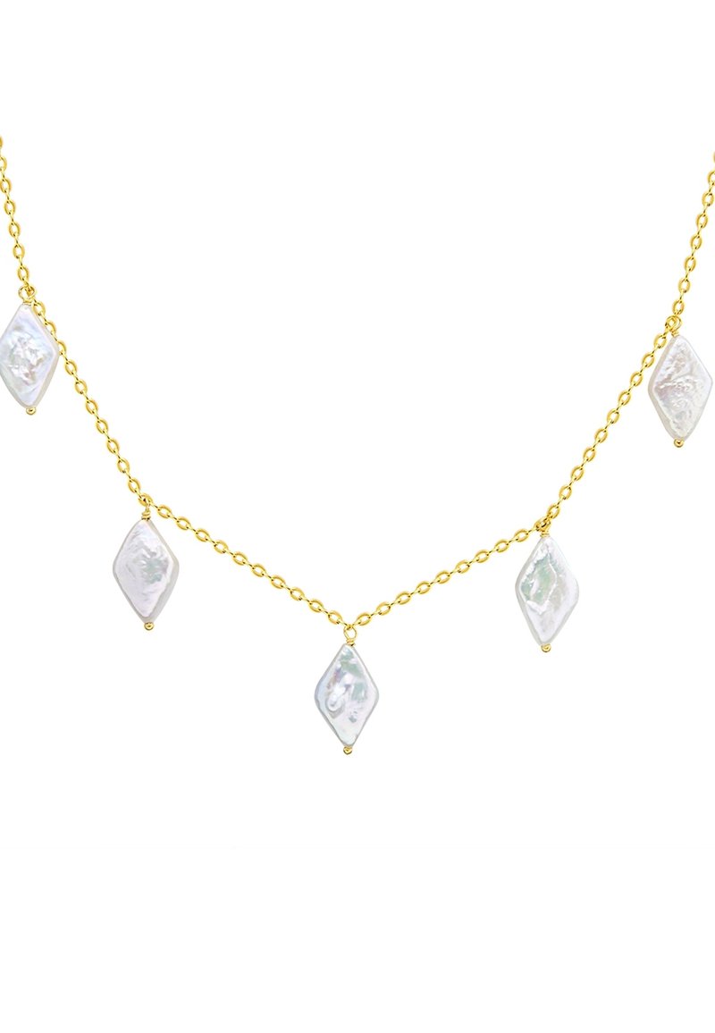 Collar de cadena dorada con cinco perlas blancas translúcidas de forma irregular colgando a intervalos. Las perlas presentan suaves variaciones en el brillo.