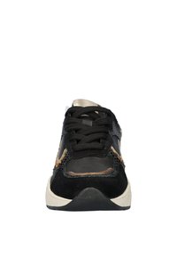 Zwarte sneaker met een mix van verschillende texturen, waaronder suède en nylon. Accenten in goud en bruin met traditionele vetersluiting.