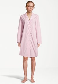 Camicia da notte rosa chiaro a maniche lunghe con bottoni frontali, colletto e righe verticali. Realizzata in tessuto con una texture liscia. Design fino al ginocchio.
