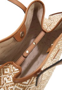 Borsa intrecciata beige con accenti in pelle marrone, dotata di una tasca interna e chiusura a scatto, presenta un esterno a motivo e una fodera liscia.