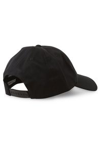 Schwarze Kappe mit gebogenem Schirm, verstellbarem Snapback-Verschluss und Stoffstruktur, ausgestattet mit sechs Belüftungsöffnungen an der Oberseite.