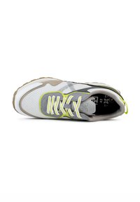 Zapatilla con un upper de malla y ante en gris, blanco y beige, con acentos en amarillo neón, suela acolchada y cordones blancos.