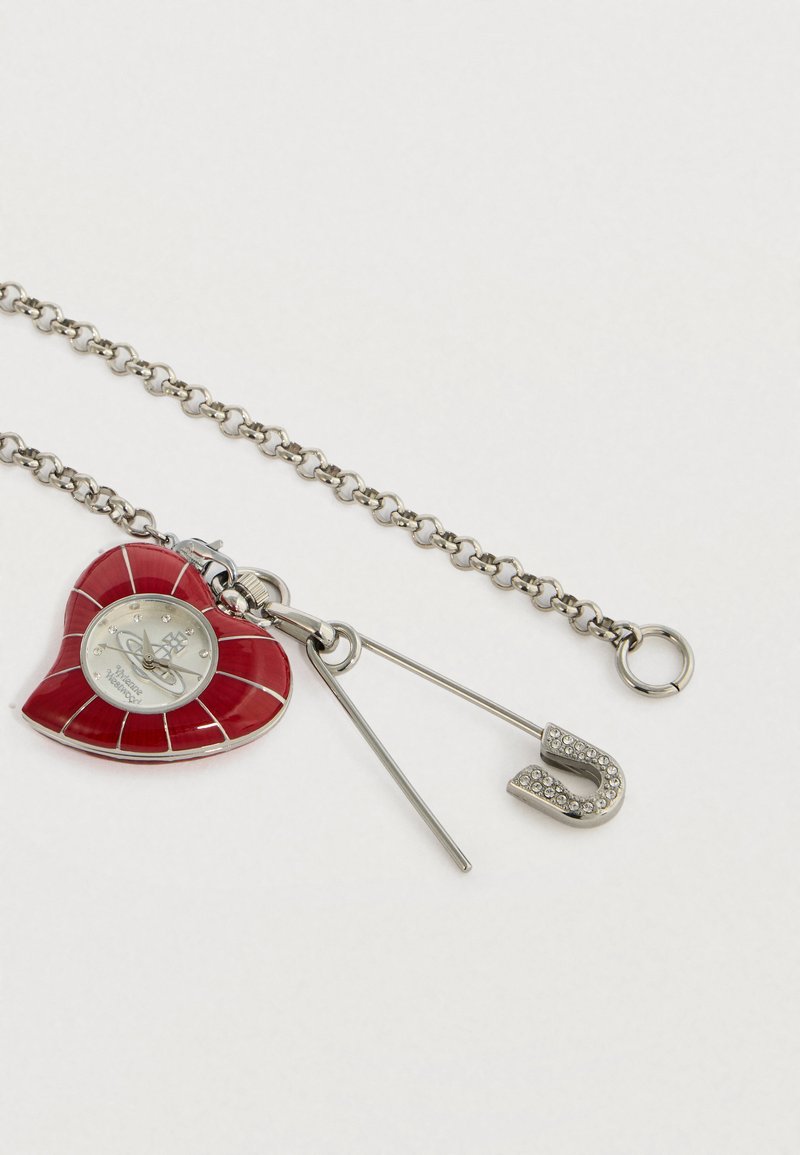 Rode hartvormige hanger met zilveren accenten, voorzien van een wijzerplaat en een veiligheidsspeld, versierd met strass-steentjes, aan een zilveren ketting.