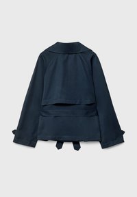 Tmavě modrá bunda s límečkem, širokými rukávy a nastavitelnými šňůrkami v pase. Hladká tkanina s volným střihem, zobrazený pohled zezadu.