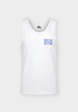Camiseta blanca sin mangas con un pequeño logo abstracto de ola en azul y rosa en el pecho izquierdo y el logo de Quiksilver en el interior del escote.