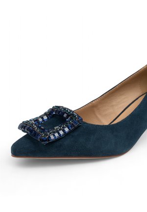Chaussure à bout pointu en suède bleu canard avec une boucle rectangulaire ornée de bijoux composée de pierres bleues et noires sur le dessus. Doublure intérieure lisse.