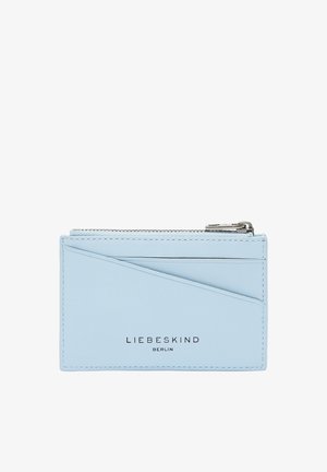 Helles blaues Lederkartenetui mit Reißverschluss, das ein schräges Kartenslot-Design und ein geprägtes Logo auf der Vorderseite aufweist.