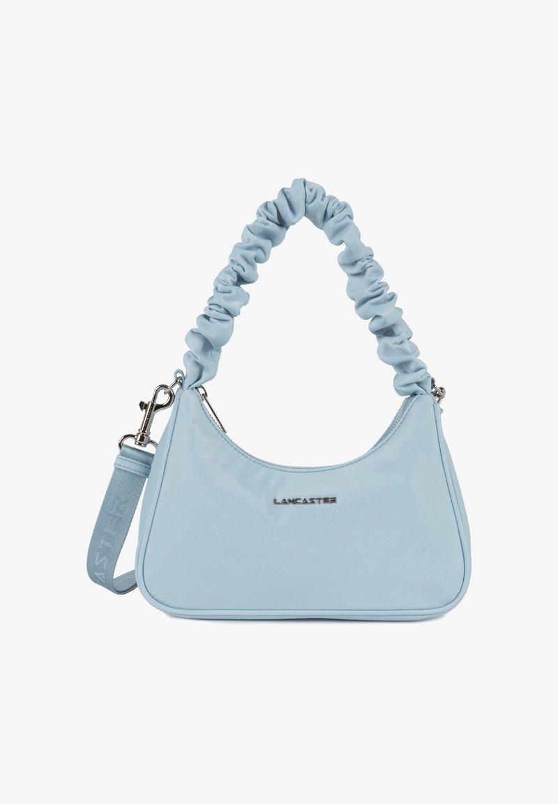 Sac à main synthétique bleu clair avec une anse froncée, quincaillerie en métal argenté et fermeture éclair. Dispose d'une bandoulière réglable pour plus de polyvalence.