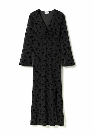 Fekete virágmintás maxi ruha V-nyakkivágással, hosszú ujjakkal és oldalsó hasítékkal, amely texturált anyagból készült és ráncolt részletek találhatók a mellen.