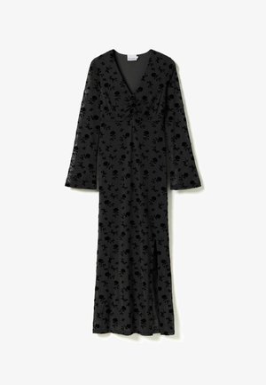 Fekete virágmintás maxi ruha V-nyakkivágással, hosszú ujjakkal és oldalsó hasítékkal, amely texturált anyagból készült és ráncolt részletek találhatók a mellen.