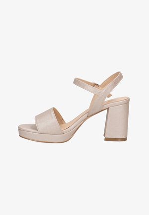 Sandalia de tacón alto beige con un upper texturizado, una amplia tira frontal, tira para el tobillo y un grueso tacón cuadrado con un acento dorado.