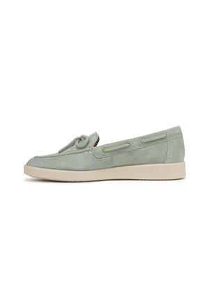 Chaussures en daim vert clair à enfiler avec un bout arrondi, détail de nœud décoratif et semelle en caoutchouc beige. Coutures discrètes le long des côtés.
