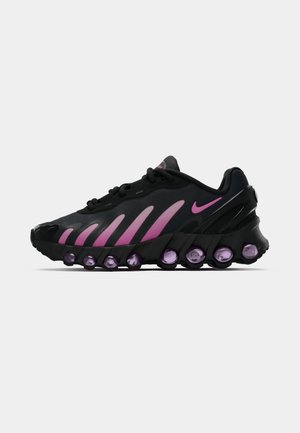 Adidași negri și roz Nike cu un superior din plasă, design curbat și amortizare rotundă de culoare mov la talpă și pe laterale.