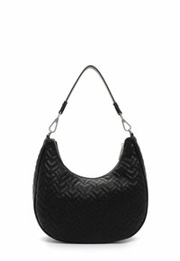 Bolso de mano negro acolchado con un patrón de espiga distintivo, silueta curvada y una correa de hombro delgada con acentos metálicos.