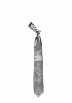 Silverfärgad slips med en slät, glänsande yta, försedd med ett subtilt mönster. Avslutad med en spetsig ände och knuten högst upp.