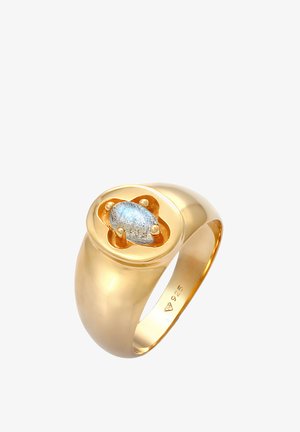 Bague dorée présentant une grande pierre de labradorite ovale sertie dans une bande lisse et polie. Gravée avec "925" pour indiquer la teneur en argent.