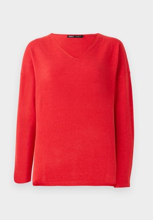 Červený svetr s dlouhým rukávem a véčkovým výstřihem, uvolněného střihu, se štítkem značky "ONLY" uvnitř límce.