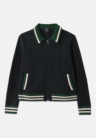 Sötétzöld cipzáros kabát rücskös gallérral, fehér és zöld csíkkal a galléron és az ujjakon, valamint két oldalsó zsebbel.