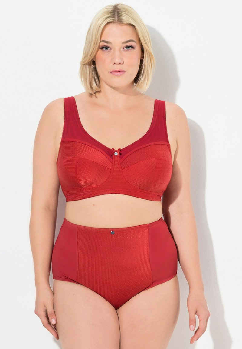Ensemble de lingerie rouge en deux pièces comprenant un soutien-gorge texturé avec des bretelles réglables et une culotte taille haute assortie avec un accent décoratif.