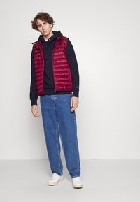 Tommy Hilfiger PACKABLE VEST - Weste - deep rouge