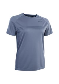 Světle modré atletické tričko vyrobené z texturované, vlhkost odvádějící látky. Obsahuje jemné horizontální pruhy a kulatý výstřih.