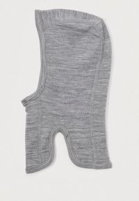 Balaclava cinza feita de um material suave e texturizado. Apresenta bordas arredondadas, um ajuste confortável e aberturas para o rosto e o pescoço.