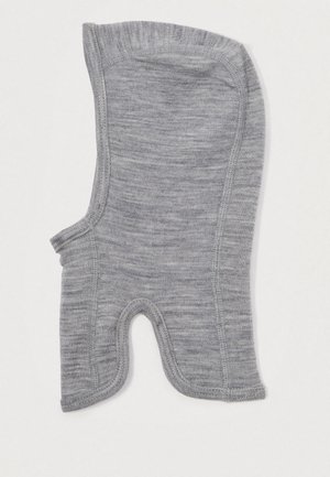 Pilkas balaklavas, pagamintas iš minkštos, tekstūruotos medžiagos. Savybės: suapvalintos kraštinės, tvirtas prigludimas ir anga veidui bei kaklui.