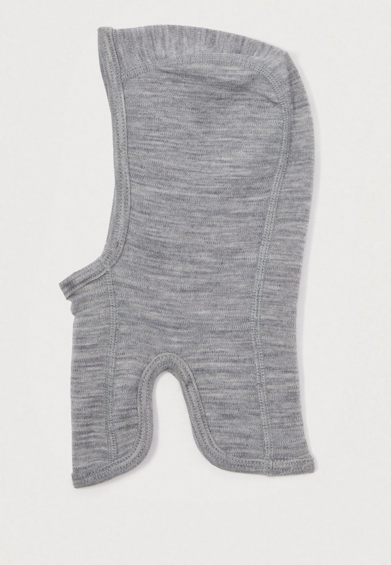 Balaclava cinza feita de um material suave e texturizado. Apresenta bordas arredondadas, um ajuste confortável e aberturas para o rosto e o pescoço.