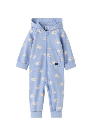 Lyseblå babyheldragt med hætte, lynlås foran, kængurulomme og hvidt fåremønster over hele stoffet.