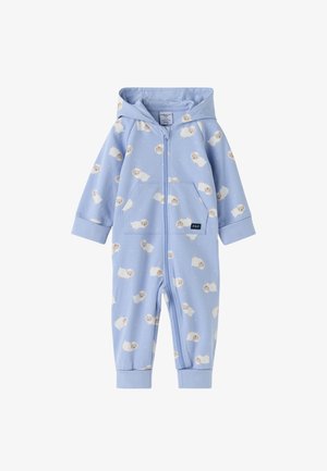 Lyseblå babyheldragt med hætte, lynlås foran, kængurulomme og hvidt fåremønster over hele stoffet.