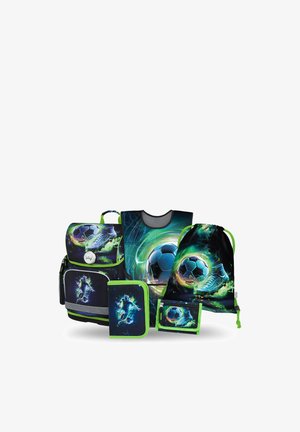 Set di cinque accessori scolastici con design luminosi di pallone da calcio e scarpa verde e blu, tra cui zaino, gilet, sacca con coulisse, astuccio e portafoglio.