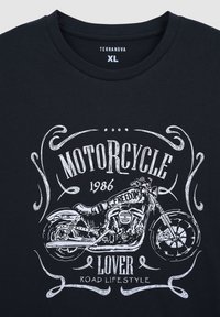 Czarna koszulka z krótkim rękawem z białą grafiką motocykla oraz napisem: "MOTORCYKL 1986 KOCHAM STYL ŻYCIA DROGOWEGO."