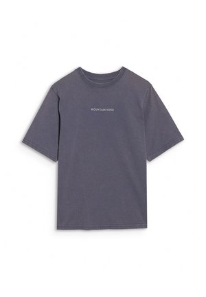 Grafitowoszary t-shirt z krótkim rękawem i okrągłym dekoltem z białym napisem „MOUNTAIN WIND” na środku klatki piersiowej.