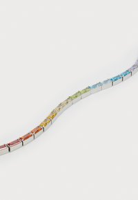 Bracelet en argent avec une série de pierres multicolores rectangulaires, disposées en dégradé du rouge au violet. Fini lisse et brillant.
