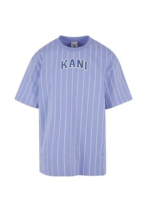 Svetlofialové tričko s krátkym rukávom s vertikálnymi bielymi pruhmi a modrým nápisom "KANI" na hrudi. Mäkká bavlnená tkanina, voľný strih.