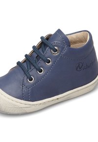 Modrá kožená bota s bílou gumovou podrážkou, kulatou špičkou a šněrovacím designem. Obsahuje kovové očka a logo na boku.