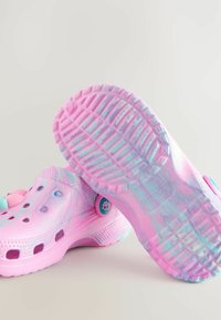 Rosa und blaue marmorierte Clogs mit Belüftungslöchern, runder Zehenform und einem dekorativen Wolkenanhänger an der Seite. Texturierte Gummisohle für besseren Halt.