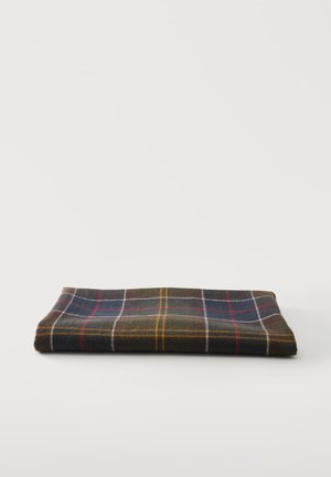Écharpe en laine pliée avec un motif à carreaux vert foncé, bleu, rouge, jaune et blanc sur fond blanc.