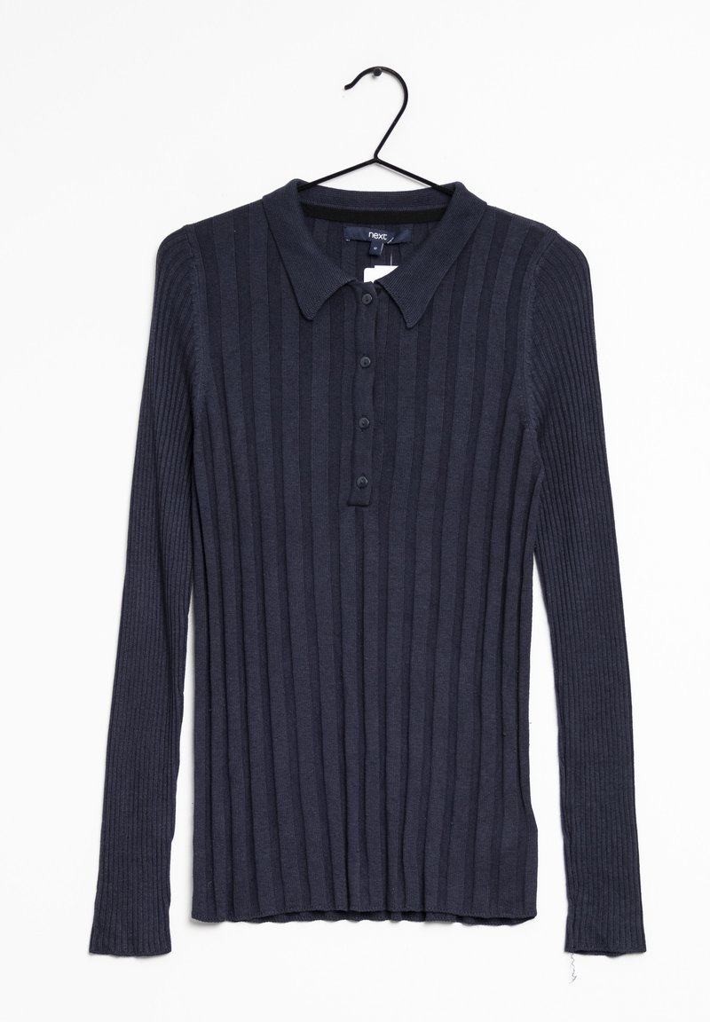 Granatowa, prążkowana koszulka polo z długim rękawem i kołnierzykiem, z zapięciem na guziki i teksturowanym splotem. Wisi na czarnym plastikowym wieszaku.