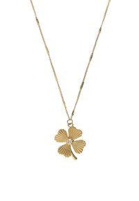 Collier en or avec un pendentif en forme de trèfle, présentant des détails cannelés et une pierre précieuse centrale. La chaîne est délicate et ornée.