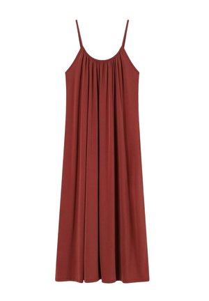 Robe maxi sans manches couleur rouille avec fines bretelles et détail froncé au niveau de l'encolure, tombant droit jusqu'à l'ourlet.
