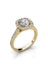 Anello in oro con un diamante centrale rotondo, circondato da diamanti più piccoli in un'impostazione a halo e lungo la fascia. Finitura lucida, design classico.