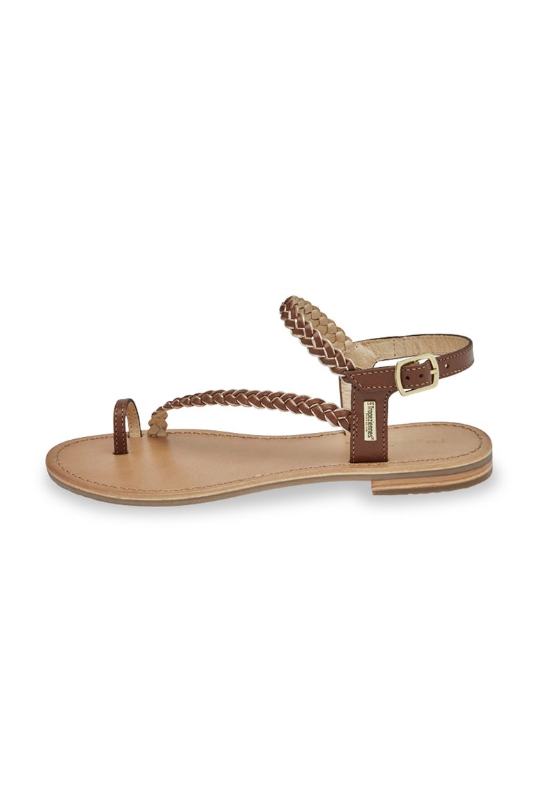 Bruine leren sandaal met gevlochten banden, open teen en een verstelbare enkelband met een gouden gesp. Platte zool met een lichtbruine binnenkant.