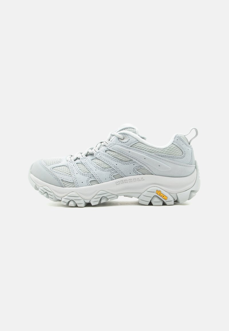 Chaussure de randonnée gris clair avec dessus en mesh et synthétique, semelle Vibram épaisse, lacets et languette au talon, vue de côté.