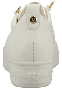 Baskets en cuir blanc avec une forme arrondie, surface texturée, accent matériel doré et un onglet de talon cousu arborant un logo.