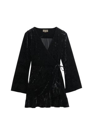 Vestido de terciopelo negro con mangas largas acampanadas, escote en V profundo, dobladillo con volantes y cierre de lazo en la cintura. Textura suave y acabado brillante.