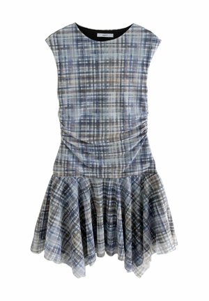 Robe sans manches longueur genou avec motif à carreaux bleu et gris, taille froncée et ourlet asymétrique évasé.