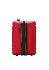 Valise rigide rouge avec une surface texturée, fermetures éclair noires et un design moulé. Dispose de roues robustes et d'une poignée rétractable.