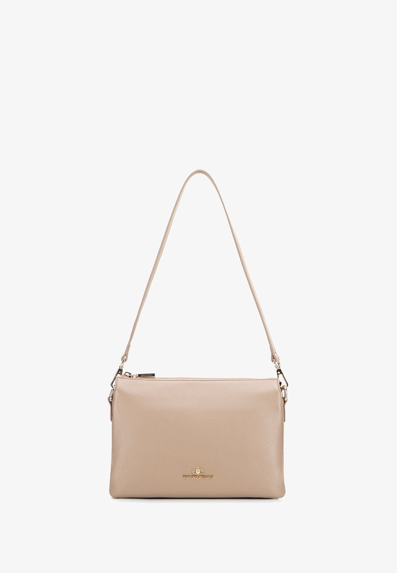 Borsa a tracolla in pelle beige con texture liscia, chiusura con zip e una sola tracolla regolabile. Presenta un accento del logo sottile in oro.