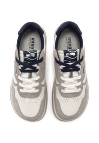 Graue und weiße Sneaker mit einem Obermaterial aus Leder und Wildleder, mit einer gerundeten Spitze, weißen Schnürsenkeln und einem marineblauen Kragen. Markenlogo auf der Zunge.